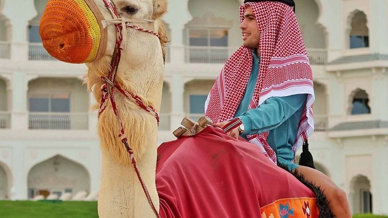 Carlos Alcaraz, kini petenis peringkat tiga dunia, kembali ke Doha untuk Qatar Open 2025,  empat tahun setelah ia berjuang di babak kualifikasi Australian Open 2021 di tempat yang sama,  menunjukkan kemajuan kariernya yang signifikan.