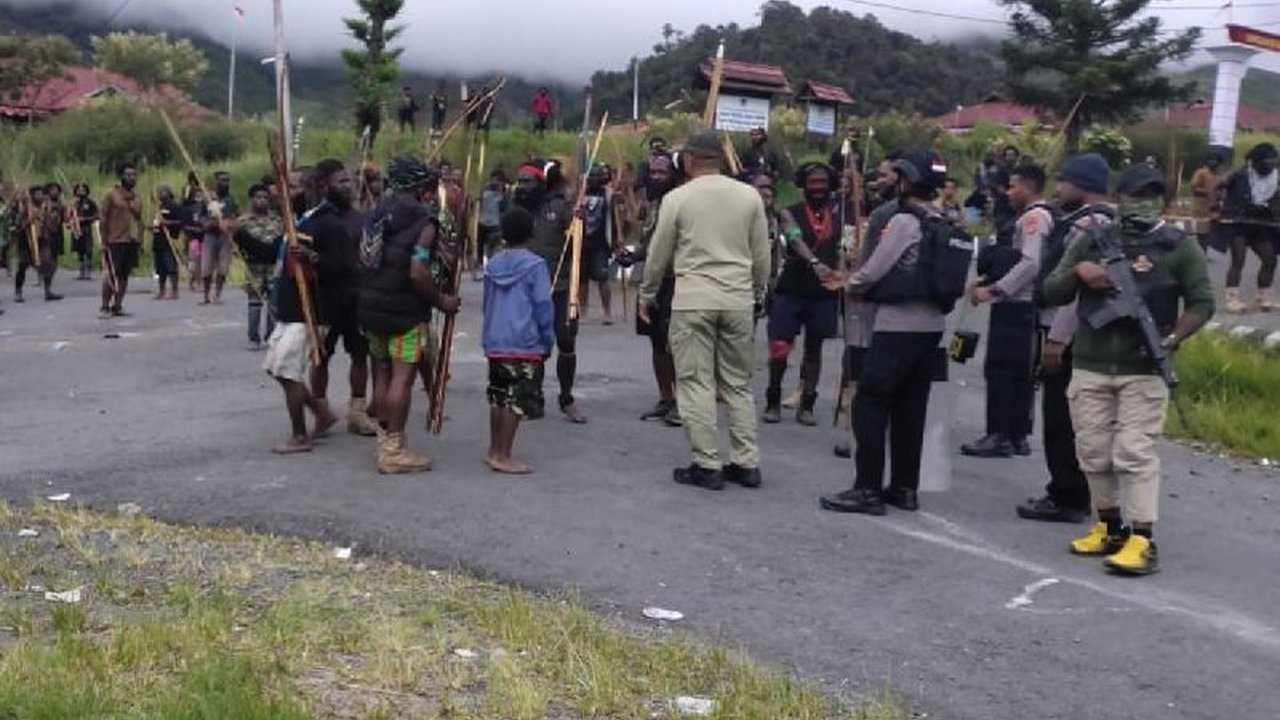 Berita hukum terkini mencakup syarat ekstradisi Paulus Tannos, pengamanan di Puncak Jaya pasca-kerusuhan, pengungkapan kasus narkoba 500kg ganja, dan penanganan TPPO di NTT.