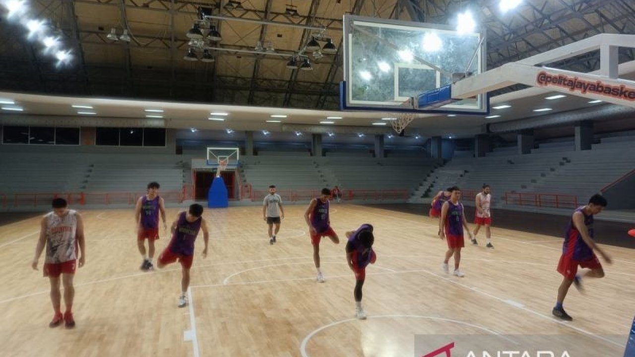 Pelatih Timnas Basket Indonesia, Johannis Winar (Ahang), optimistis dengan kemampuan para guard dalam menghadapi FIBA Asia Cup 2025 Qualifiers, meskipun secara fisik mereka lebih kecil dari lawan.