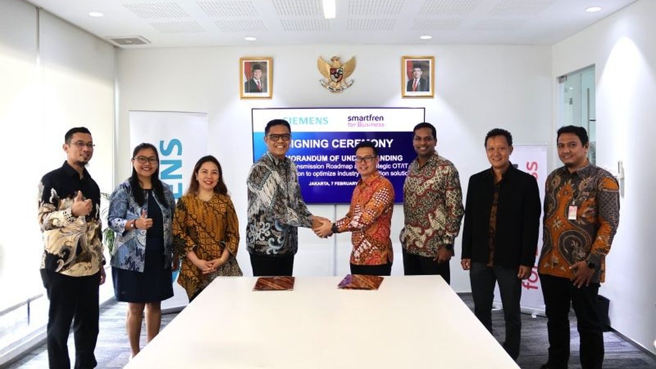 Smartfren dan Siemens bermitra untuk mengembangkan solusi smart manufacturing dan transformasi digital di Indonesia, menargetkan peningkatan efisiensi dan daya saing industri lokal.