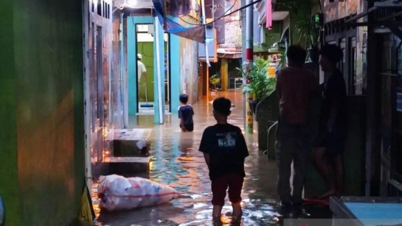 Pemerintah Kota Jakarta Timur membersihkan sampah di saluran Cakung untuk mencegah banjir dan mengimbau warga menjaga kebersihan lingkungan guna mengurangi risiko bencana.