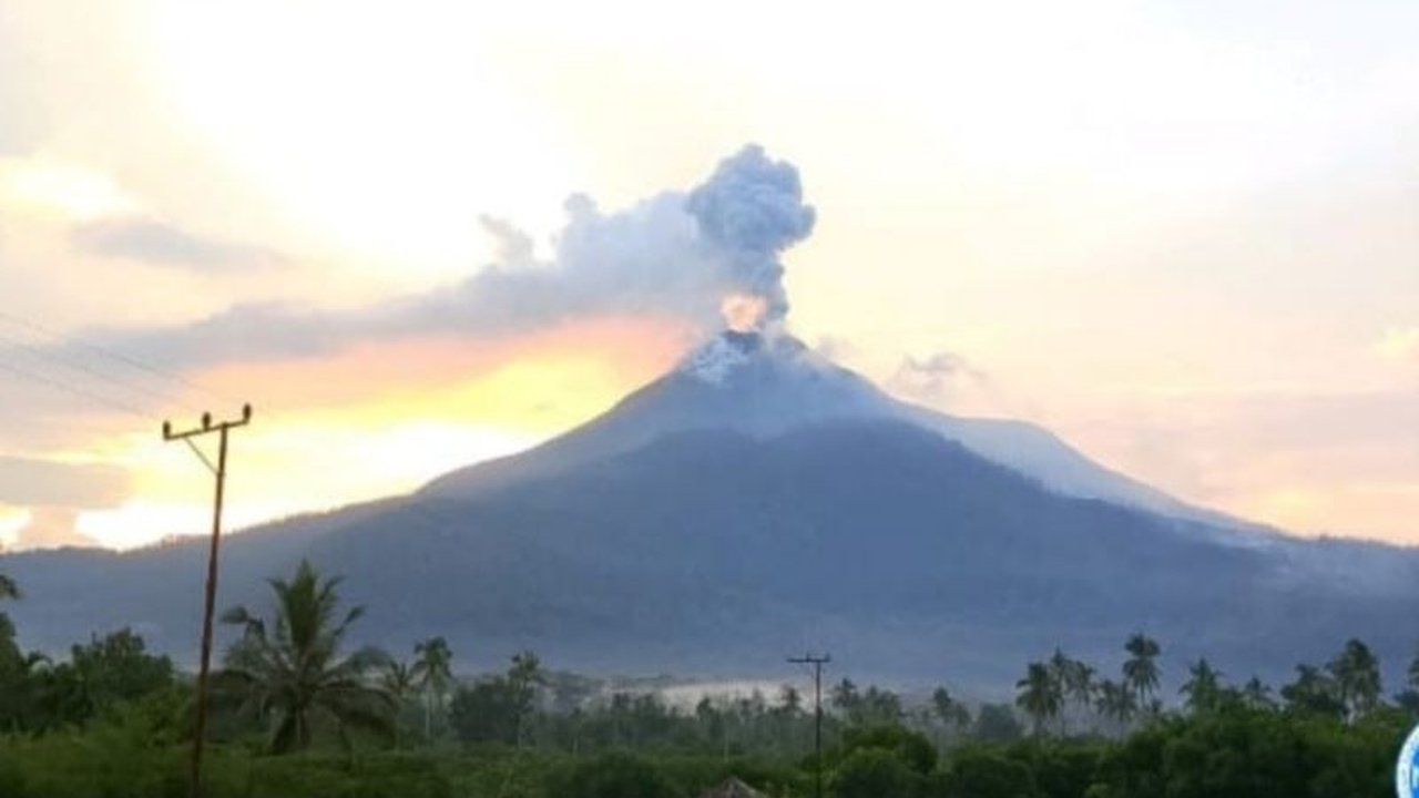 Gunung Lewotobi Laki-laki Erupsi, Semburkan Abu 900 Meter