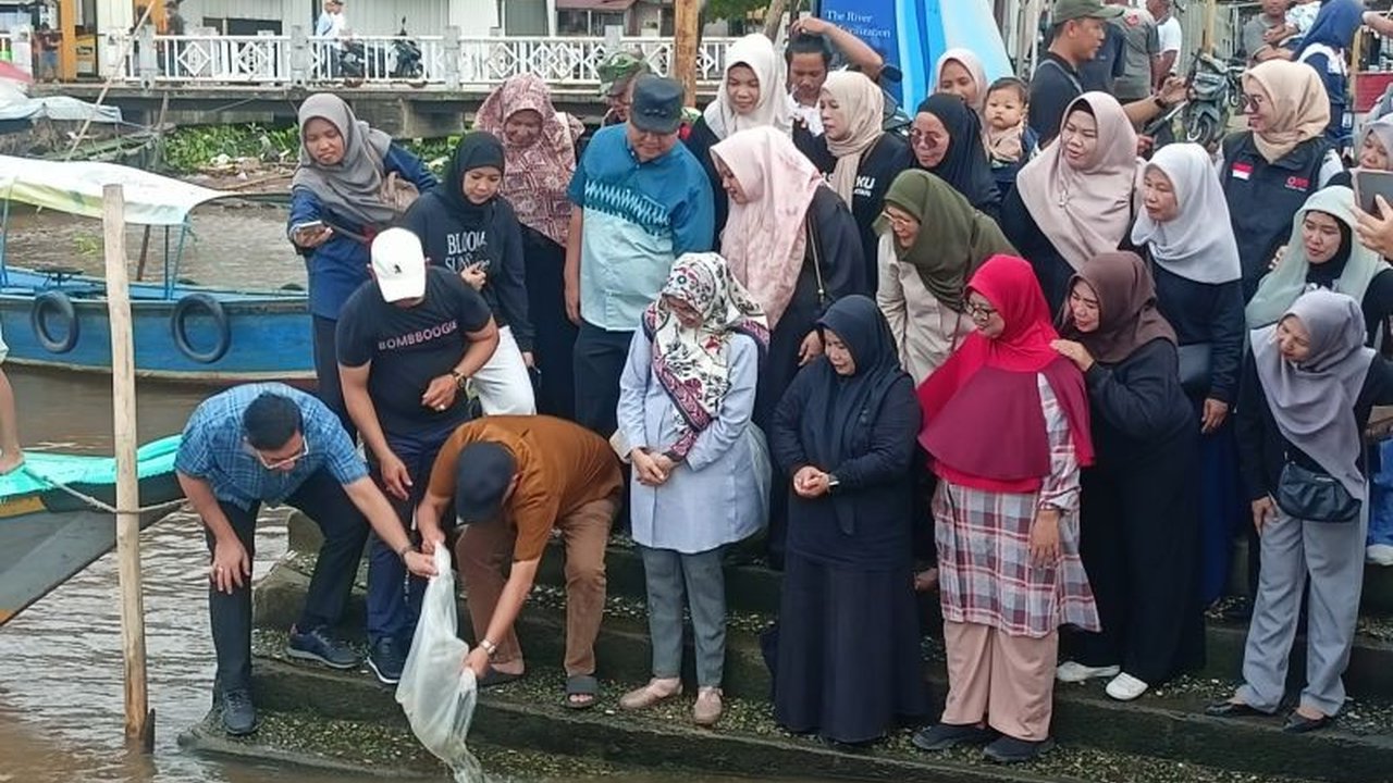 Pemkot Palembang dan UMKM Tebar 3000 Benih Ikan di Sungai Musi
