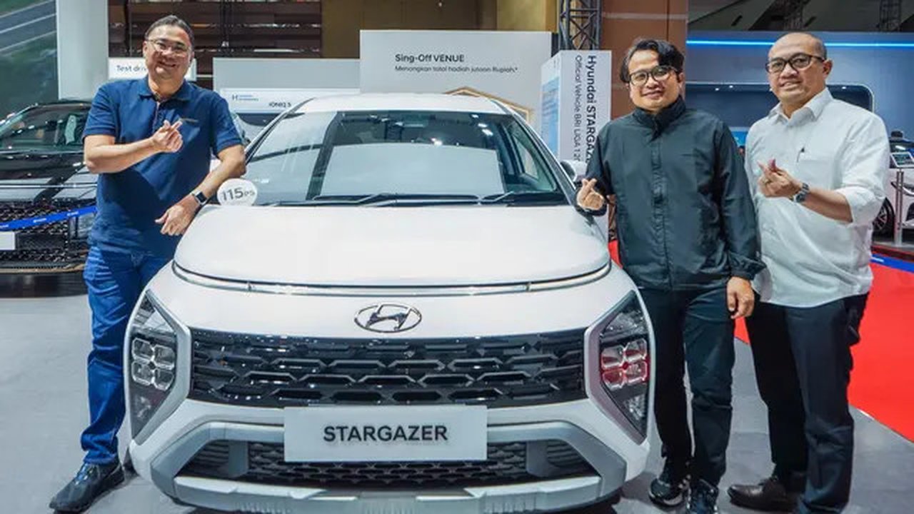 ki-ka:  Fransiscus Soerjopranoto, Chief Operating Officer Hyundai Motors Indonesia, Budi Nur Mukmin, Chief Marketing Officer Hyundai Motors Indonesia, Diky Zulkarnaen, Chief Sales Officer Hyu