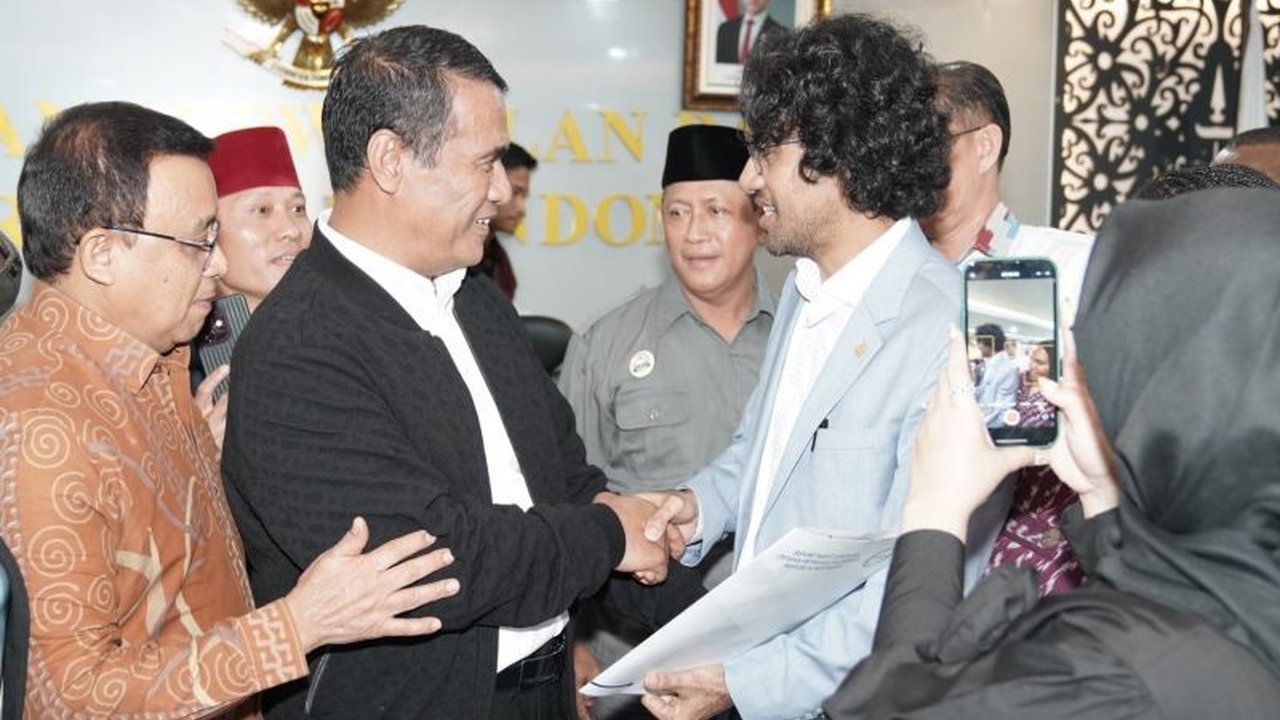 Anggota DPD RI, Graal Taliawo, mendorong pembangunan jalan tani di Maluku Utara untuk meningkatkan produktivitas pertanian dan mengatasi kendala pemasaran hasil tani, serta menarik minat generasi muda pada sektor pertanian.