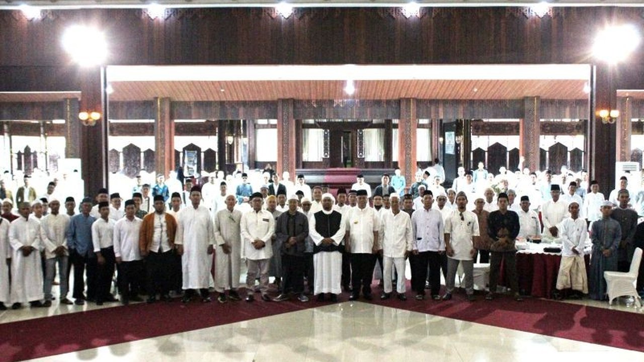 Pemerintah Provinsi Kalimantan Barat menggelar pelatihan bagi ratusan bilal, imam, dan penceramah untuk meningkatkan kompetensi berdakwah dan memperkuat moderasi beragama di daerah tersebut.