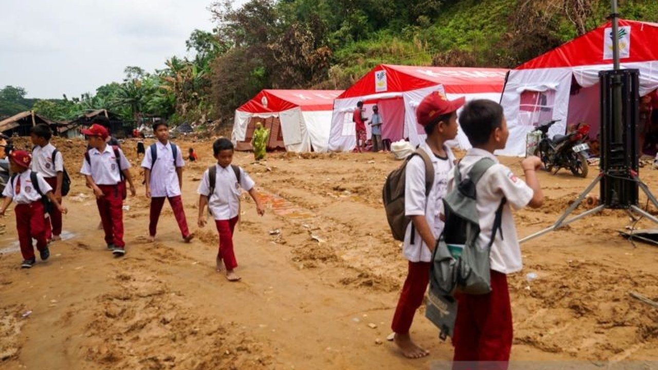 Dinas Sosial Kota Kendari menyalurkan bantuan seragam sekolah dan alat tulis kepada 14 pelajar korban kebakaran di TPA Puuwatu, Kendari, memastikan mereka tetap dapat bersekolah.