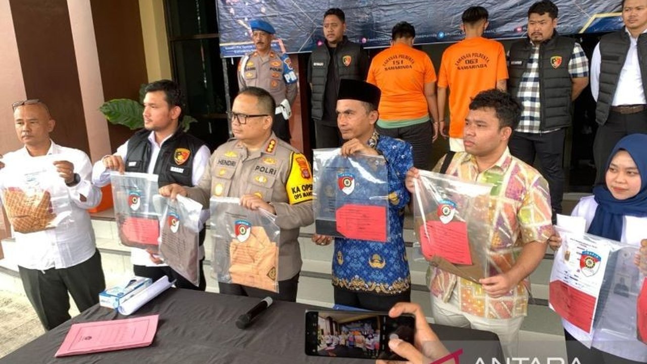 Polresta Samarinda menangkap seorang guru honorer, MR (24), yang diduga melakukan pelecehan seksual terhadap beberapa muridnya di sebuah SD di Samarinda Utara; pelaku terancam hukuman 15 tahun penjara dan denda Rp5 miliar.