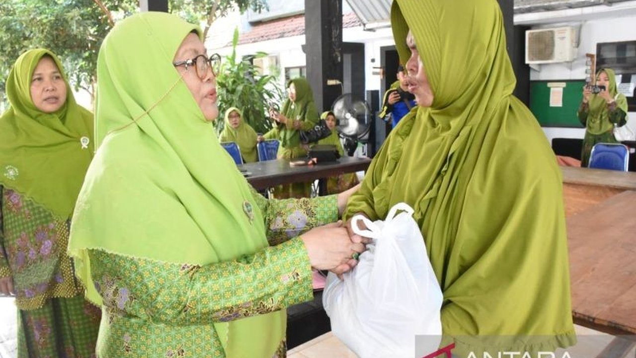 Plt Bupati Situbondo, Nyai Khoirani, bersama PC Muslimat NU menyalurkan bantuan sembako, terpal, dan lainnya kepada ratusan warga terdampak banjir bandang di Kecamatan Kendit pada 17 Februari 2025.