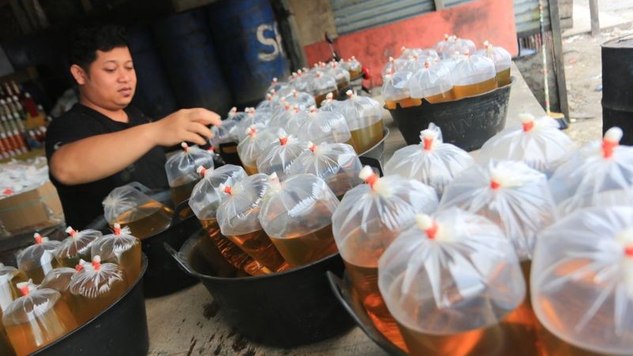 Kementerian Perdagangan (Kemendag) menyatakan kenaikan harga minyak goreng di Indonesia disebabkan oleh peningkatan harga minyak kelapa sawit (CPO) dunia, dan berbagai upaya dilakukan untuk menstabilkan harga.