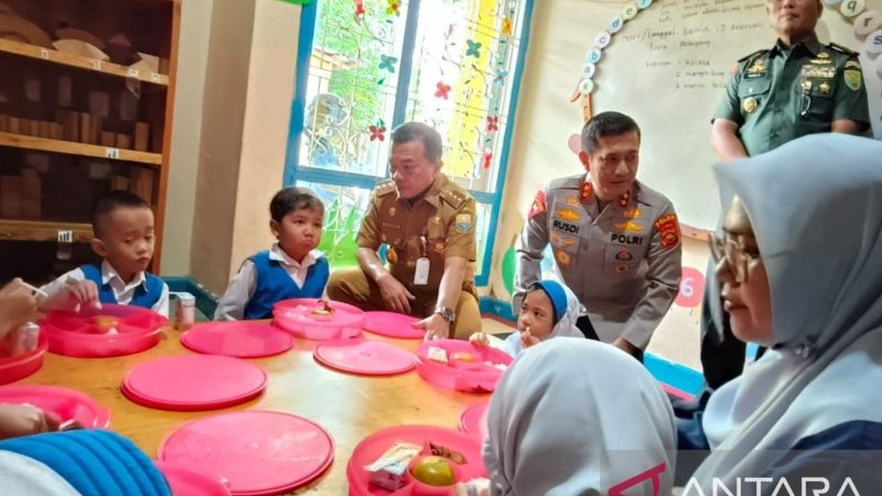 Gubernur Jambi, Kapolda, dan Danrem mengawasi langsung peluncuran program Makan Bergizi Gratis (MBG) di Jambi, meninjau pendistribusian makanan bergizi di PAUD Al Fatih Kids dan memberikan masukan untuk peningkatan program.