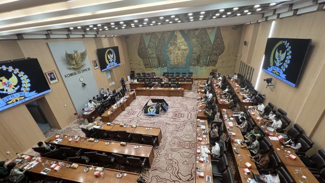 Perang dagang AS-China mendorong China meningkatkan investasi di industri baterai kendaraan listrik Indonesia untuk menghindari tarif tinggi impor ke AS, memanfaatkan potensi nikel Indonesia.