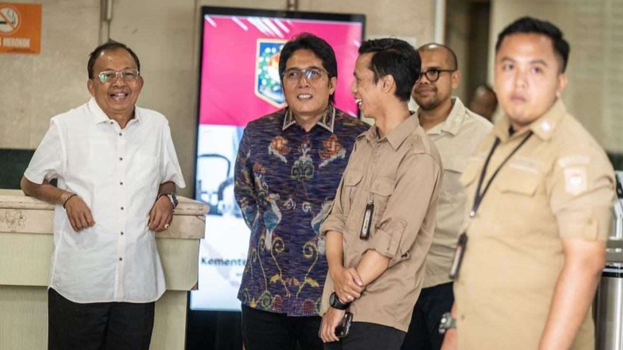 Gubernur Bali terpilih, I Wayan Koster, menegaskan komitmennya terhadap efisiensi anggaran, bahkan lebih tajam dari instruksi Presiden, meskipun pandemi COVID-19 telah berakhir, dengan pemotongan anggaran perjalanan dinas hingga 50 persen.