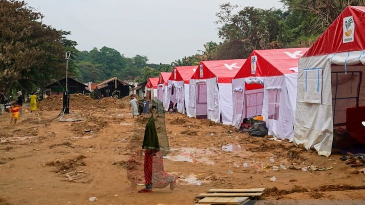 Kebakaran di TPA Puuwatu, Kendari, Sulawesi Tenggara, pada 17 Februari 2024, mengakibatkan 152 jiwa dari 46 KK mengungsi di tenda darurat, terdiri dari berbagai usia dan kondisi.