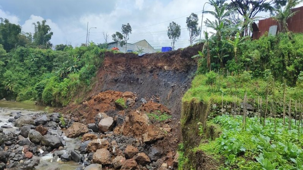 Longsor susulan terjadi di tebing Sungai Galeh, Temanggung, Jawa Tengah, mengancam jalan nasional; BPBD dan Pemkab Temanggung telah berkoordinasi untuk penanganan segera.