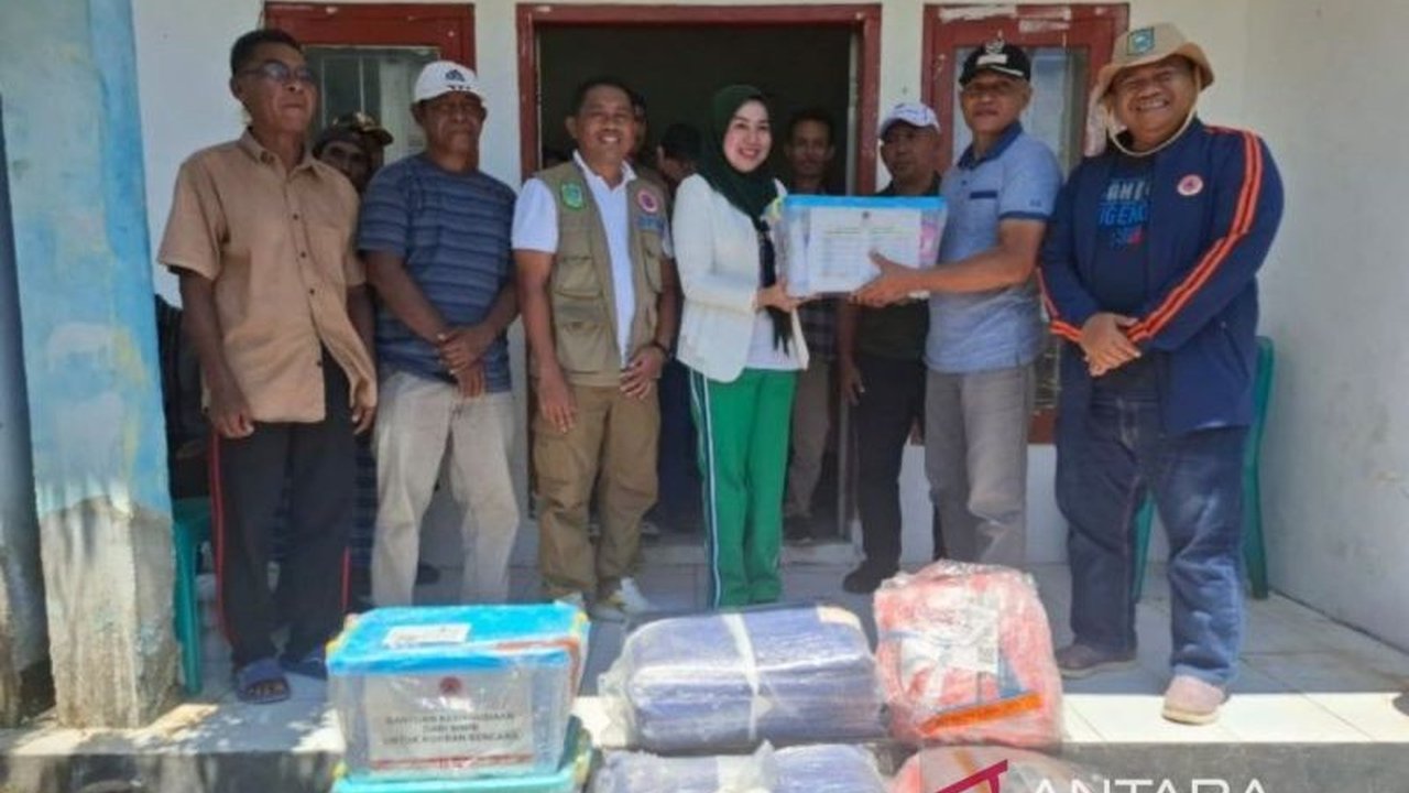 Anggota DPR RI Mahdalena menyalurkan bantuan kepada warga terdampak banjir bandang di Kecamatan Wera dan Ambalawi, Kabupaten Bima, NTB, berupa makanan, peralatan, dan tenda, serta menyampaikan duka cita atas korban jiwa.