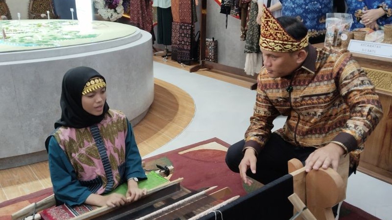 Pemerintah Kota Palembang melatih 50 anak putus sekolah untuk membuat songket, sebuah keterampilan yang diharapkan dapat memberdayakan mereka secara ekonomi dan melestarikan budaya lokal.