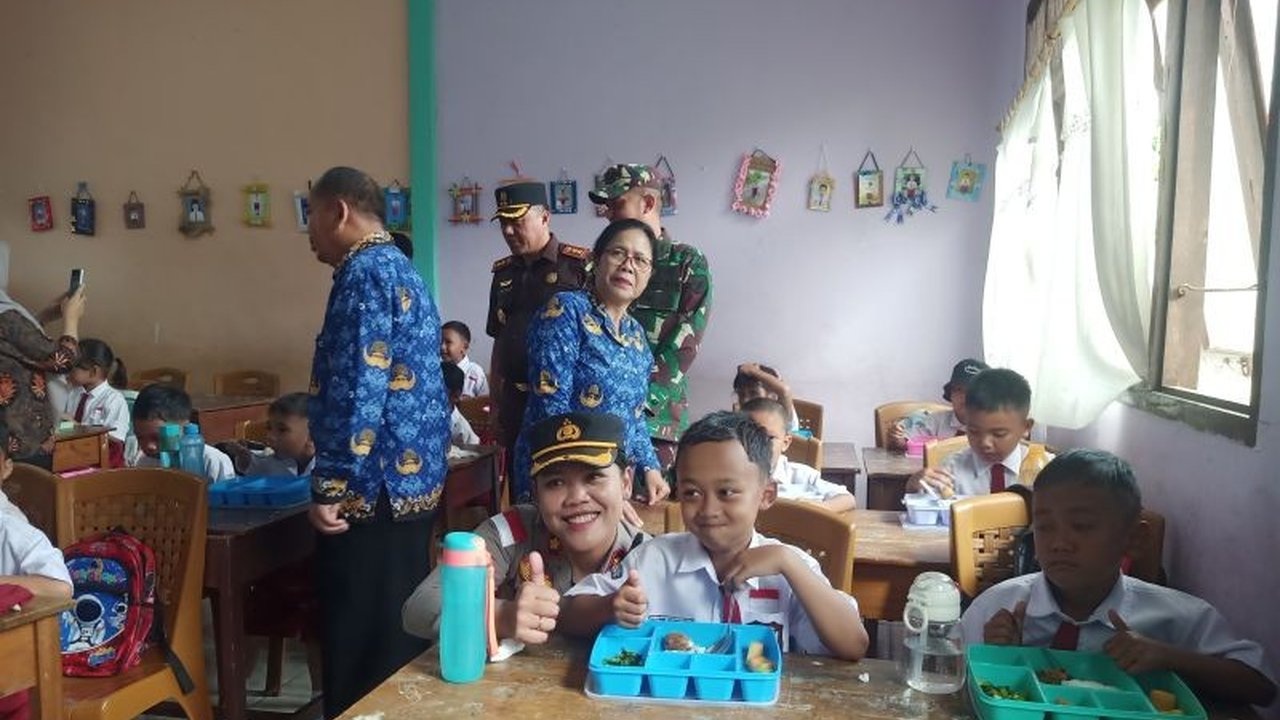 Polri dan TNI di Bengkayang, Kalimantan Barat, mengawal program makan bergizi gratis untuk 1.289 siswa di lima sekolah, bertujuan menciptakan generasi muda yang sehat dan unggul menuju Indonesia Emas 2045.