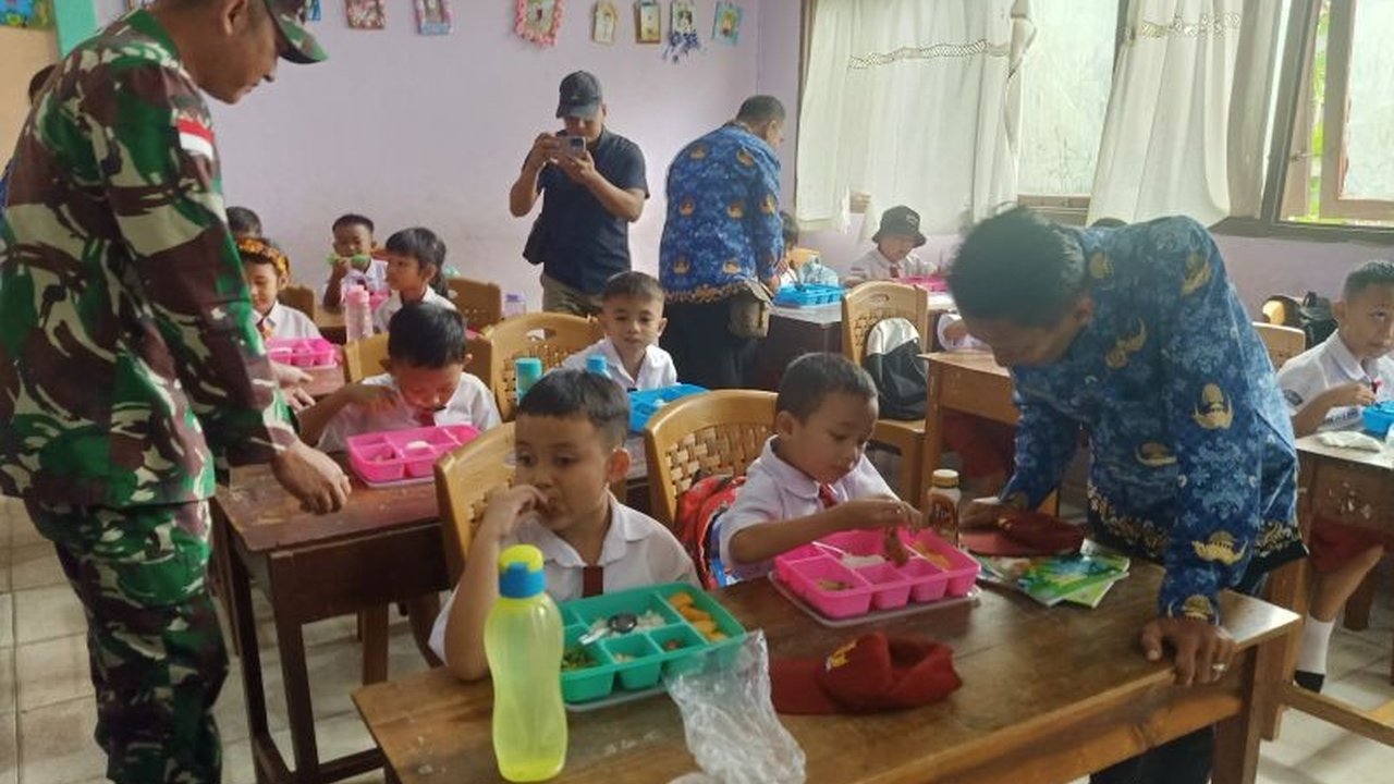 Pemerintah Kabupaten Bengkayang, Kalimantan Barat, memulai uji coba program Makan Bergizi Gratis (MBG) di lima sekolah, menargetkan 1.289 siswa untuk menciptakan generasi muda yang sehat dan unggul.