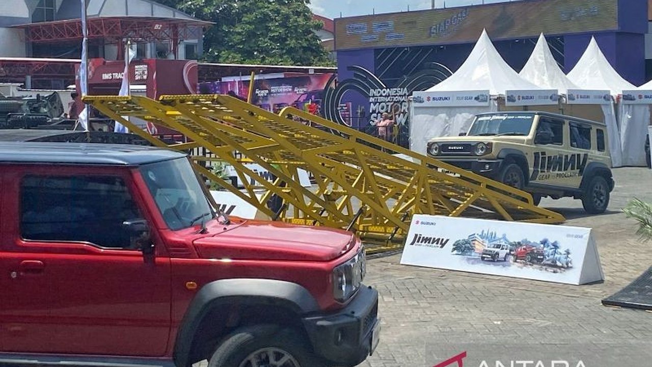 PT Suzuki Indomobil Sales (SIS) mengumumkan masa tunggu Suzuki Jimny 5 pintu kini lebih cepat, hanya 4-6 bulan, dan menghadirkan 'Jimny Adventure Experience' di IIMS 2025 untuk meningkatkan penjualan dan memberikan pengalaman berkendara yang tak terlupaka