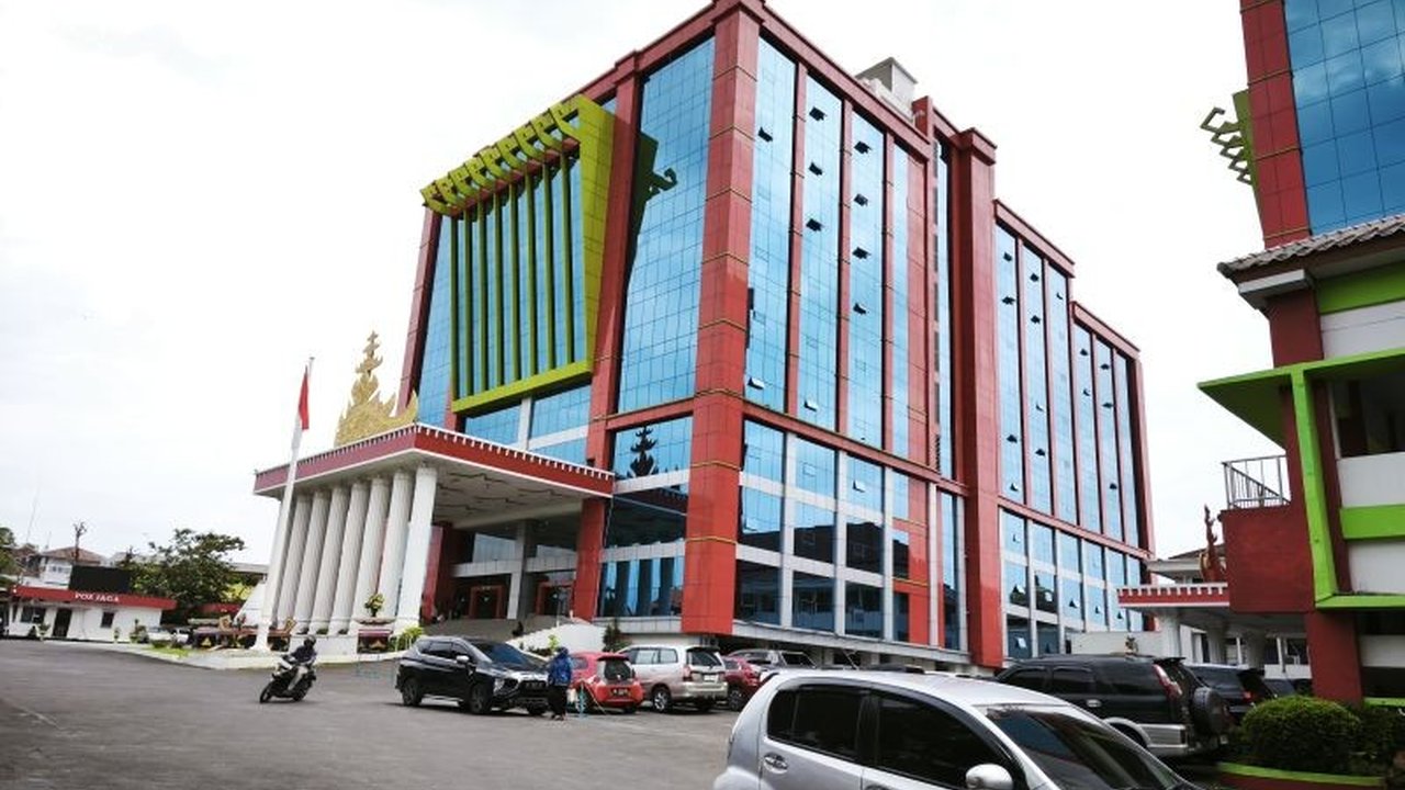 Pemerintah Kota Bandarlampung tengah menyelidiki dugaan penggadaian SK honorer oleh oknum PNS di Kecamatan Kedamaian, dengan pihak terkait memberikan klarifikasi berbeda.