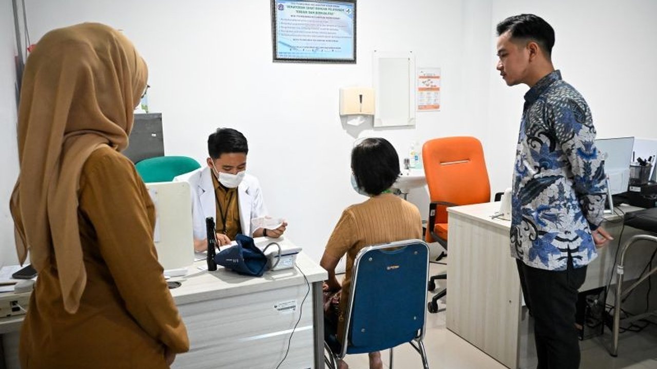 Wakil Presiden Gibran Rakabuming Raka meninjau pelaksanaan program cek kesehatan gratis di tiga puskesmas Jakarta Pusat dan memastikan program prioritas Presiden Prabowo Subianto berjalan lancar, melayani semua warga termasuk lansia tanpa aplikasi.