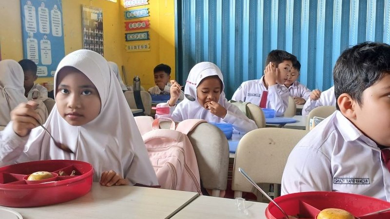 Program Makan Bergizi Gratis (MBG) di Kota Jambi telah dimulai, memberikan manfaat kepada 3.509 siswa di 14 sekolah, dengan rencana perluasan bertahap ke sekolah lain.