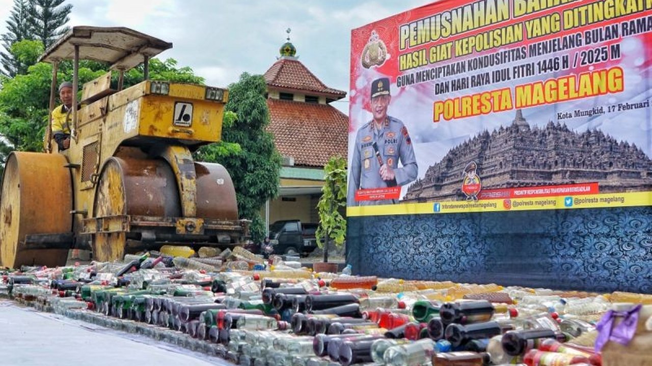 Polresta Magelang memusnahkan 3.554 botol miras dan 500 liter ciu hasil operasi kepolisian untuk menciptakan kondusifitas jelang Ramadhan dan Idul Fitri 2025.