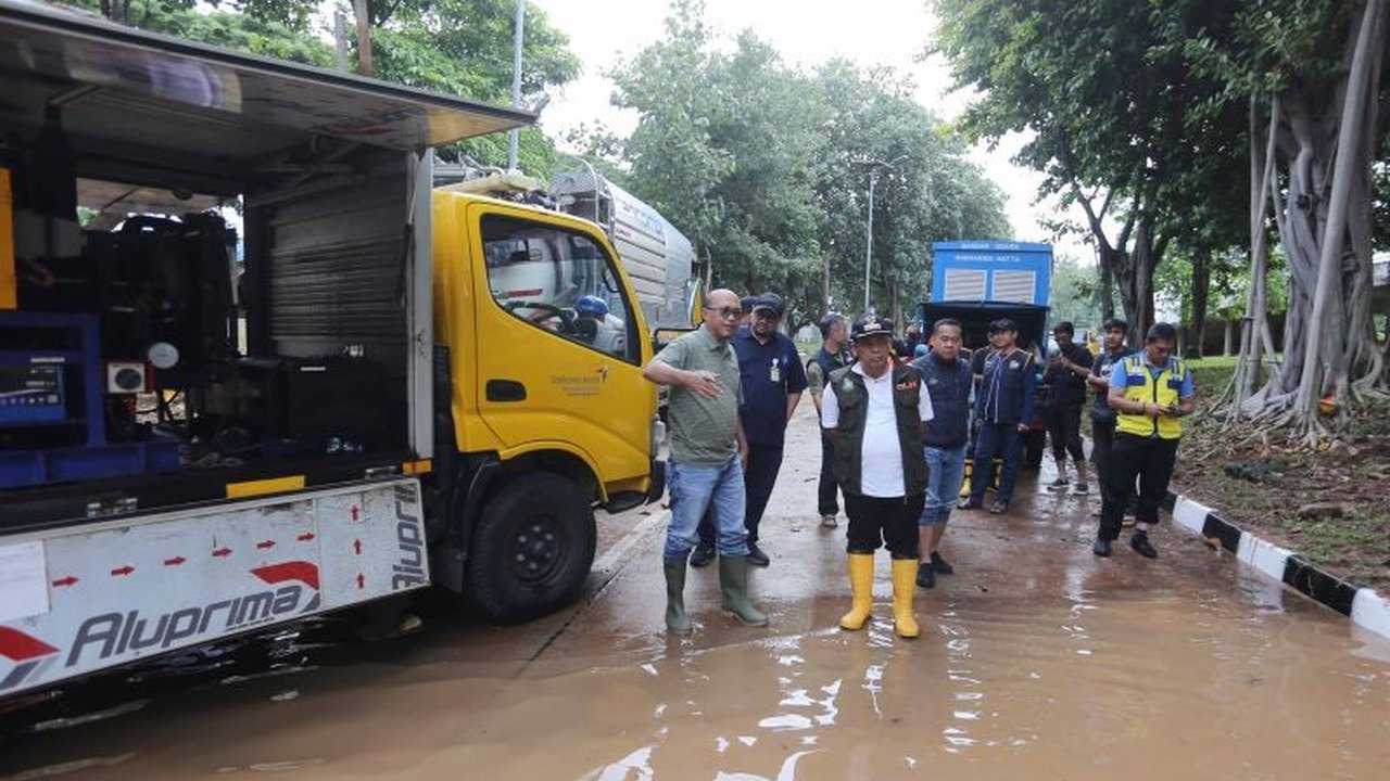Badan Penanggulangan Bencana Daerah (BPBD) Kota Tangerang mengimbau warga di wilayah rawan banjir untuk meningkatkan kerja bakti dan membuat lubang biopori guna mengurangi risiko banjir, terutama selama puncak musim hujan di bulan Februari-Maret 2025.