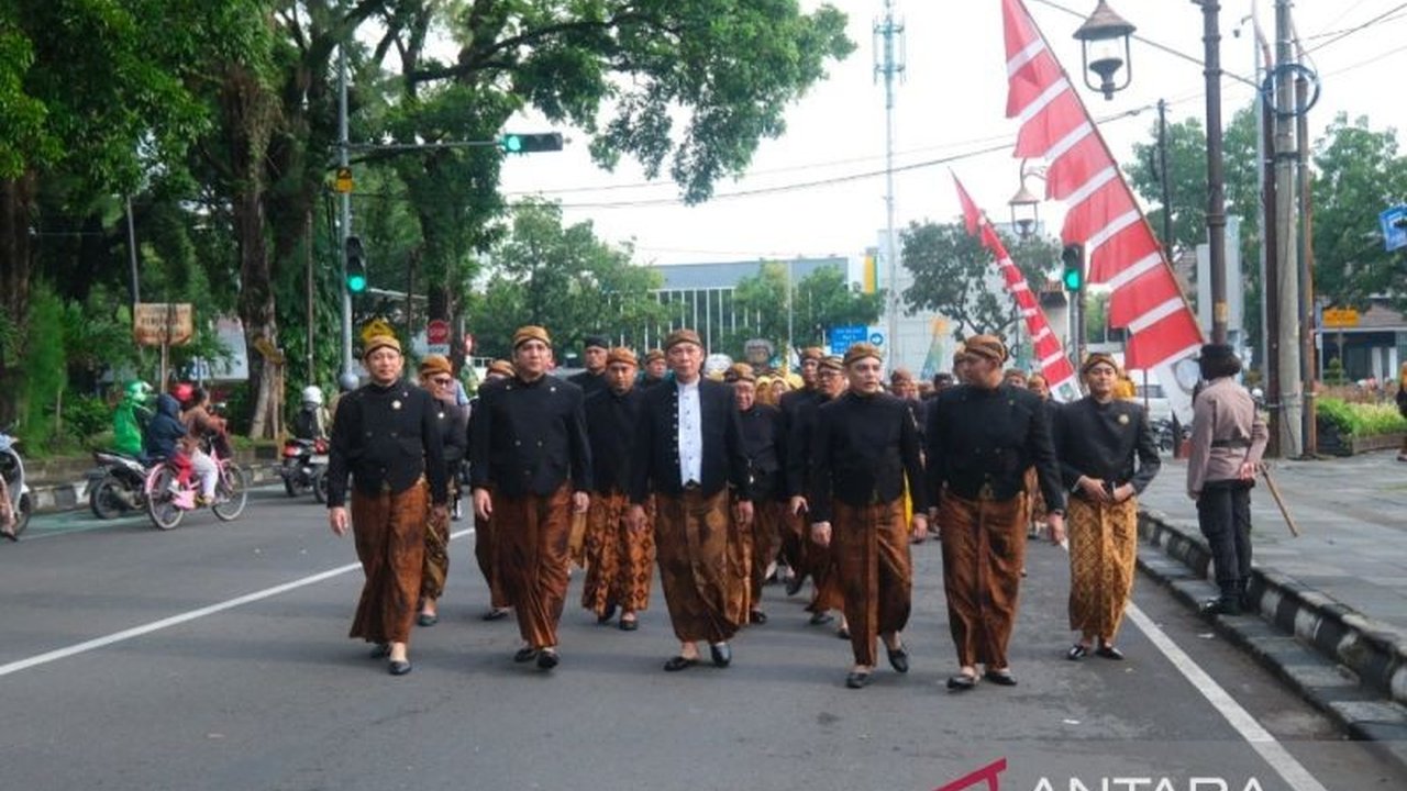 Wali Kota Surakarta Teguh Prakosa memimpin Upacara HUT ke-280 Kota Solo sebelum pensiun, menekankan pentingnya menjaga kemajuan dan toleransi kota untuk pemimpin selanjutnya.