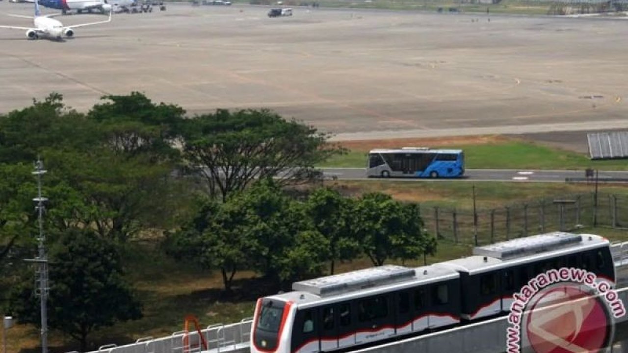 Layanan skytrain di Bandara Soekarno-Hatta berhenti beroperasi sementara karena gangguan teknis, namun pihak pengelola menyediakan layanan alternatif berupa bus tambahan untuk memastikan kelancaran mobilitas penumpang.
