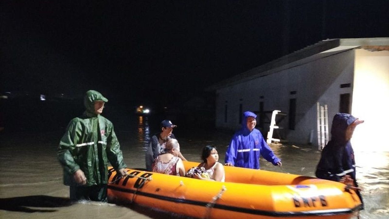 Badan Nasional Penanggulangan Bencana (BNPB) mengimbau warga Muara Enim, Sumatera Selatan untuk waspada banjir susulan setelah hujan deras menyebabkan banjir di Desa Air Lintang dan sekitarnya.