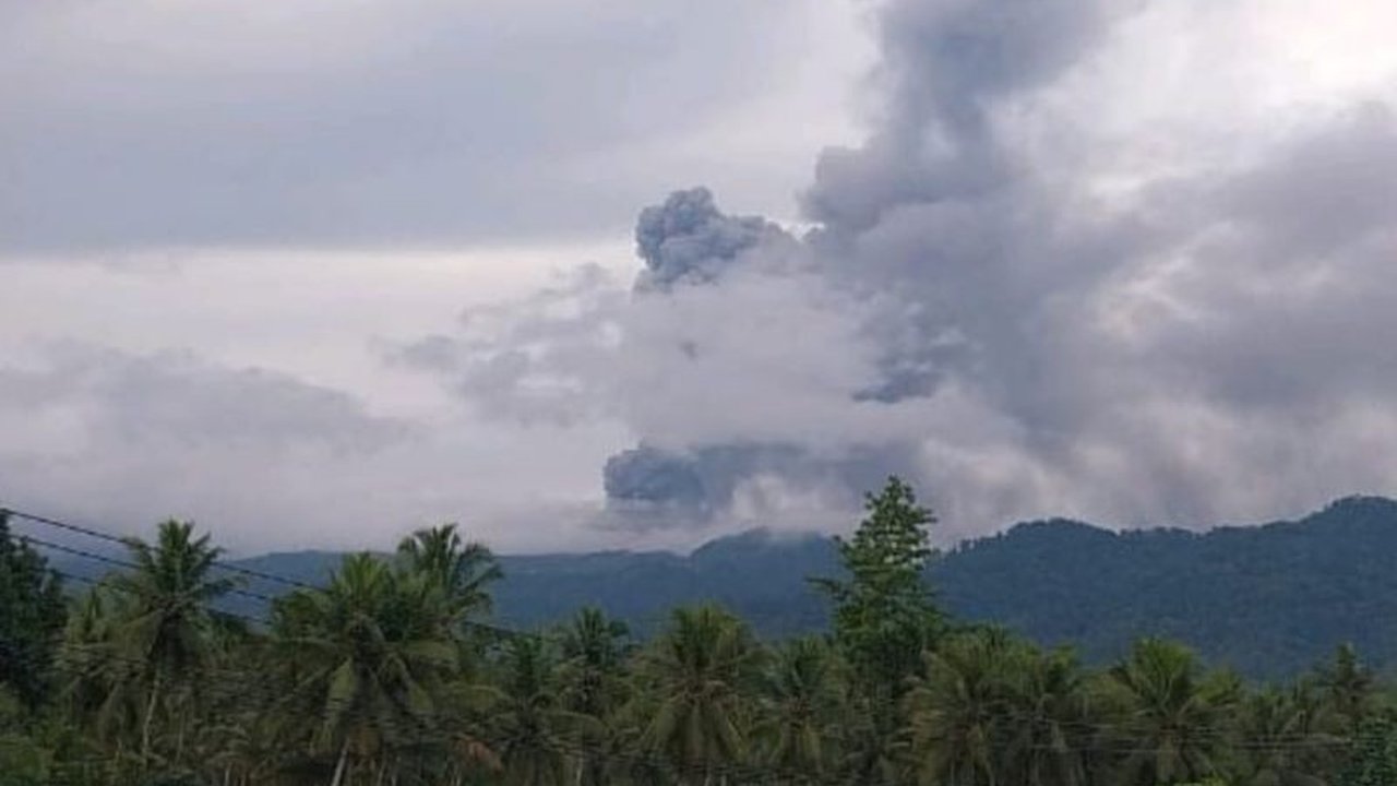 Gunung Dukono di Halmahera Utara, Maluku Utara, erupsi pada Senin pagi dan menyemburkan abu vulkanik setinggi 1.500 meter, dengan imbauan agar masyarakat tidak beraktivitas dalam radius 4 kilometer dari kawah.