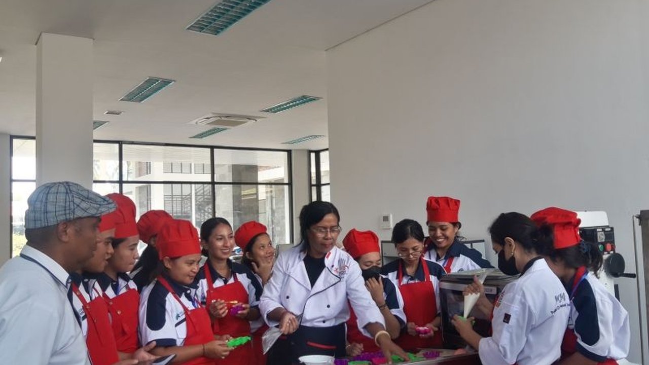 Satuan Pelayanan Pelatihan Vokasi dan Produktivitas Kupang (Satpel PVP Kupang) melatih 32 pelaku wirausaha lokal di bidang pariwisata, meliputi barista dan commis pastry, untuk mendukung sektor pariwisata NTT yang berkembang pesat.