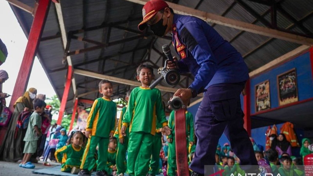 Dinas Damkar Kota Kendari memberikan edukasi pencegahan dan penanggulangan kebakaran kepada 83 murid dari tiga TK, mengajarkan tentang bahaya api, penggunaan alat pemadam, dan profesi petugas Damkar.