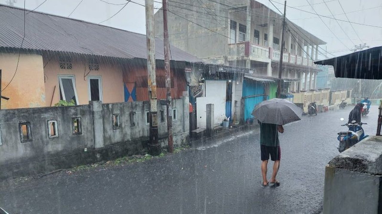 BMKG memperingatkan potensi hujan lebat disertai angin kencang di Maluku Utara pada 17-23 Februari 2025, mengancam berbagai wilayah dan berpotensi menyebabkan bencana hidrometeorologi.