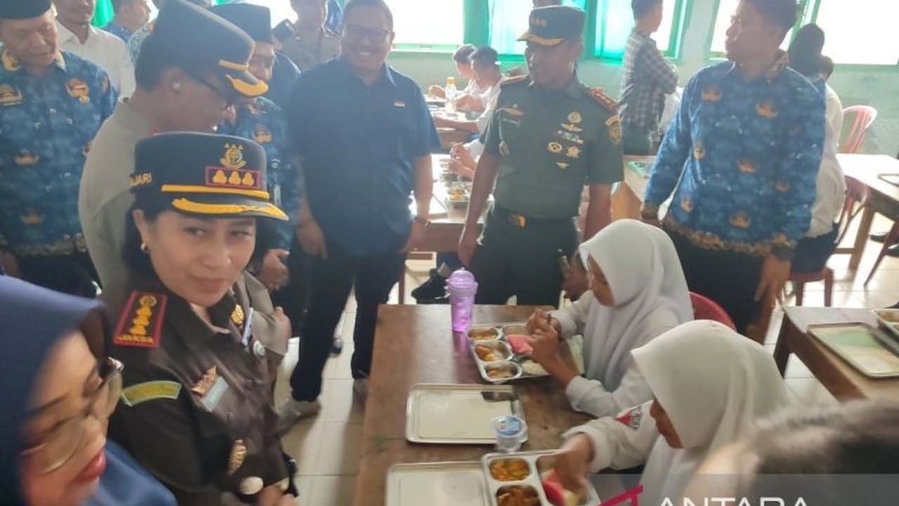Pemerintah Kota Bengkulu meluncurkan program Makan Bergizi Gratis (MBG) di 27 sekolah, didukung anggaran Rp2,4 miliar dan diharapkan meningkatkan gizi serta kualitas sumber daya manusia anak-anak.