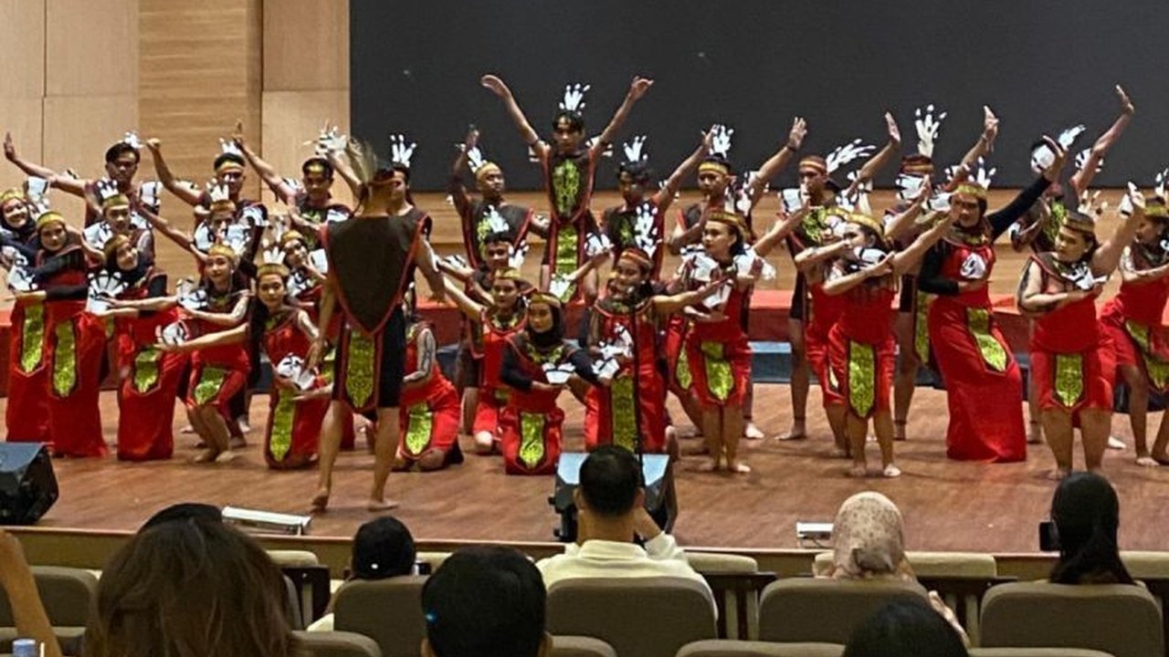 Paduan Suara Mahasiswa ISI Solo, Divina Etnika, berhasil meraih medali emas dalam Festival Swara Saraswati II di Yogyakarta berkat penampilan memukau mereka membawakan lagu rakyat Kalimantan dan lagu pop Jawa.