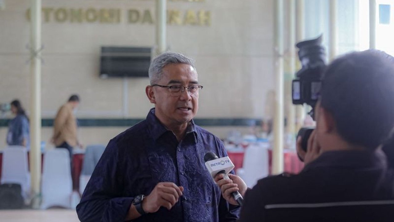 Wali Kota Bandung terpilih, Muhammad Farhan, langsung memprioritaskan penanganan sampah dan perbaikan jalan setelah pelantikan, bahkan selama masa transisi pun koordinasi dengan OPD dan DPRD Kota Bandung terus dilakukan.