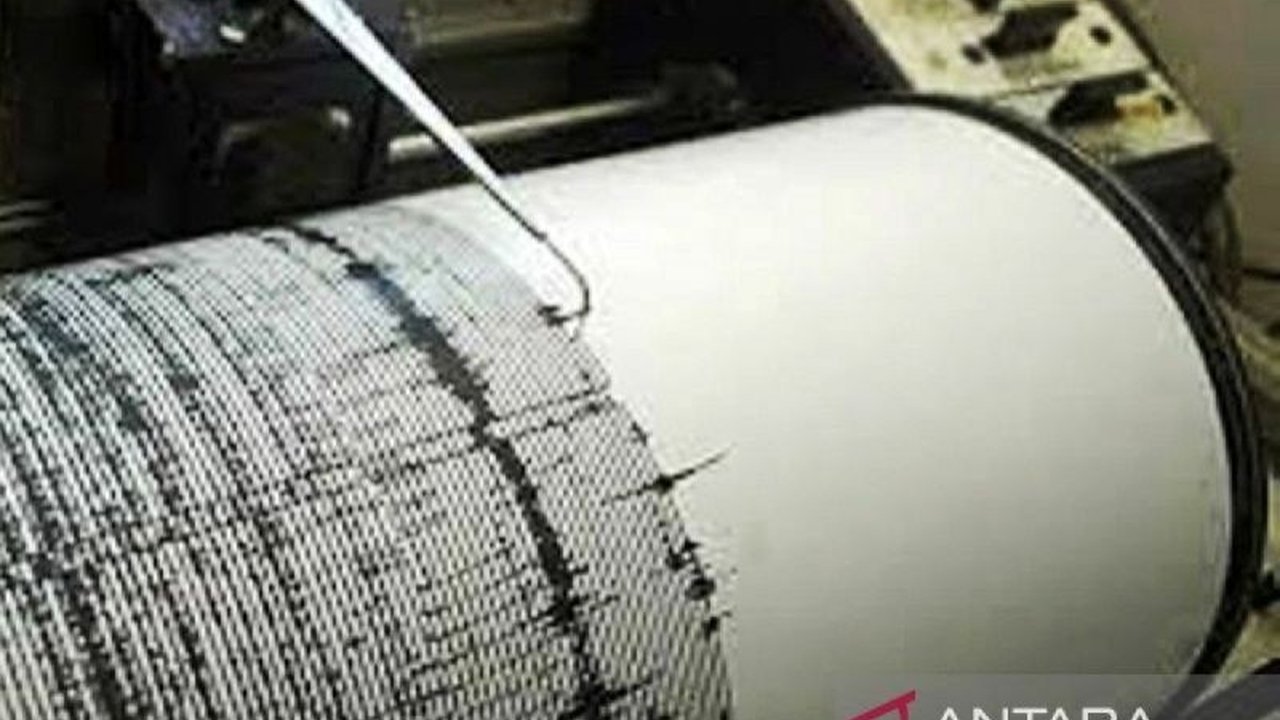 Gempa bumi berkekuatan magnitudo 5,3 mengguncang Kabupaten Sarmi, Papua, Sabtu dini hari pukul 01.32 WIB, berpusat di laut 20 km tenggara Sarmi dengan kedalaman 10 km; BMKG mengimbau masyarakat waspada gempa susulan.