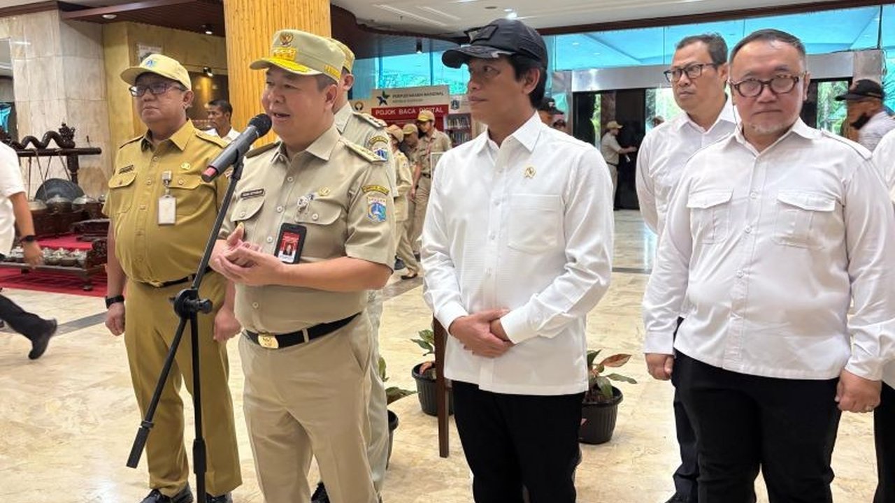 Menteri LH Hanif Faisol Nurofiq mendesak pengelolaan sampah Jakarta dibenahi dengan industrialisasi untuk mengurangi sampah yang berakhir di TPA Bantargebang yang sudah overload.