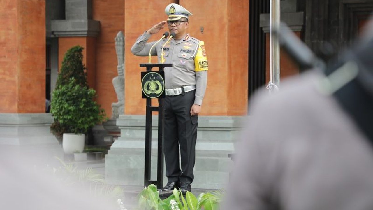 Direktur Lalu Lintas Polda Bali, Kombes Pol. Turmudi, menekankan pentingnya profesionalisme dan netralitas anggota dalam menjalankan tugas, serta mengajak seluruh anggota untuk menjadi teladan bagi masyarakat dengan gaya hidup sederhana.