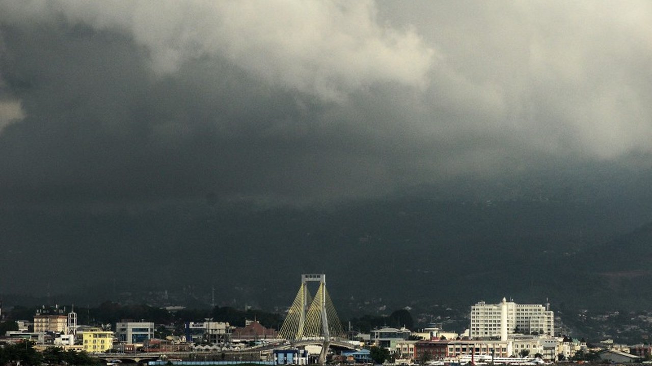 BMKG Stasiun Meteorologi Sam Ratulangi Manado memperingatkan 13 kabupaten dan kota di Sulawesi Utara untuk mewaspadai potensi bencana hidrometeorologi hingga sepekan ke depan akibat kondisi atmosfer yang mendukung hujan lebat disertai kilat dan angin kenc