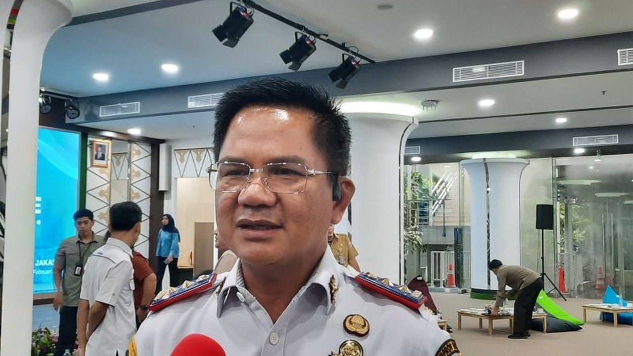 Pemerintah Provinsi DKI Jakarta sedang mengkaji ulang rencana pembatasan usia kendaraan bermotor menjadi maksimal 10 tahun, mempertimbangkan aspek sosial dan dampaknya terhadap warga Jakarta.