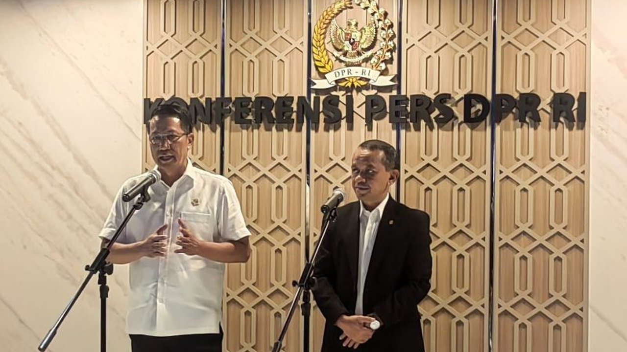 Menteri Hukum dan HAM serta Menteri ESDM menjelaskan poin-poin penting revisi UU Minerba, termasuk perubahan skema IUP, pembatalan konsesi kampus, dan pemberian izin kepada ormas keagamaan.