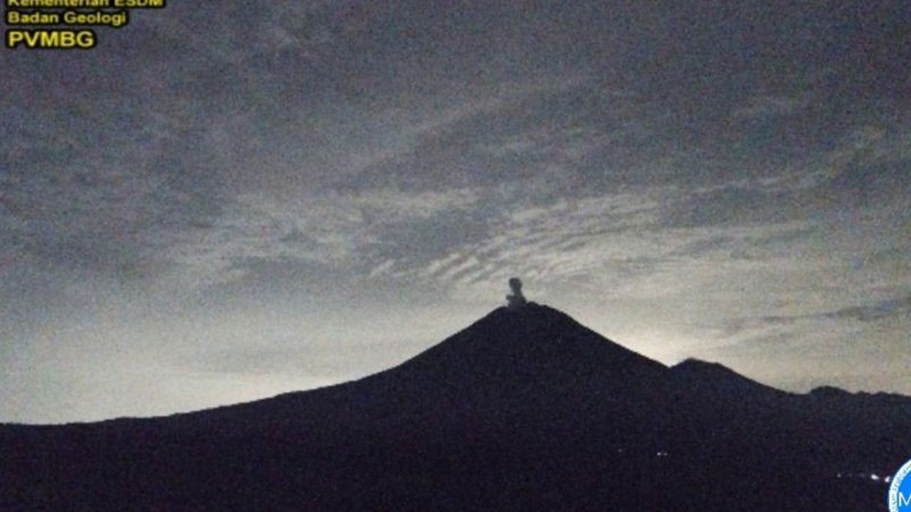 Gunung Semeru di Jawa Timur erupsi Senin malam dengan letusan mencapai 500 meter di atas puncak, meningkatkan kewaspadaan dan himbauan bagi masyarakat sekitar.