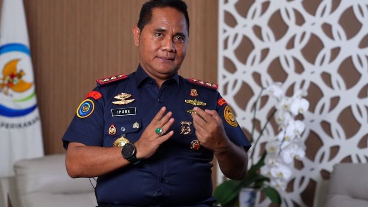 Kementerian Kelautan dan Perikanan (KKP) memusnahkan 63 ekor ikan predator senilai Rp68 juta di Jakarta Timur yang dijual secara ilegal melalui media sosial, sebagai upaya perlindungan ekosistem.