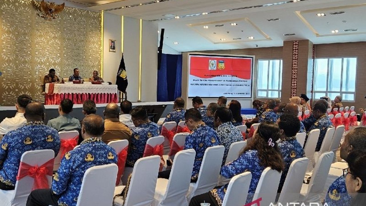 Gubernur Papua Ramses Limbong mendorong lahirnya UU tanah adat untuk menyelesaikan kompleksitas masalah pertanahan di Papua,  dengan mencontoh Yogyakarta sebagai model pengelolaan tanah adat yang sukses.