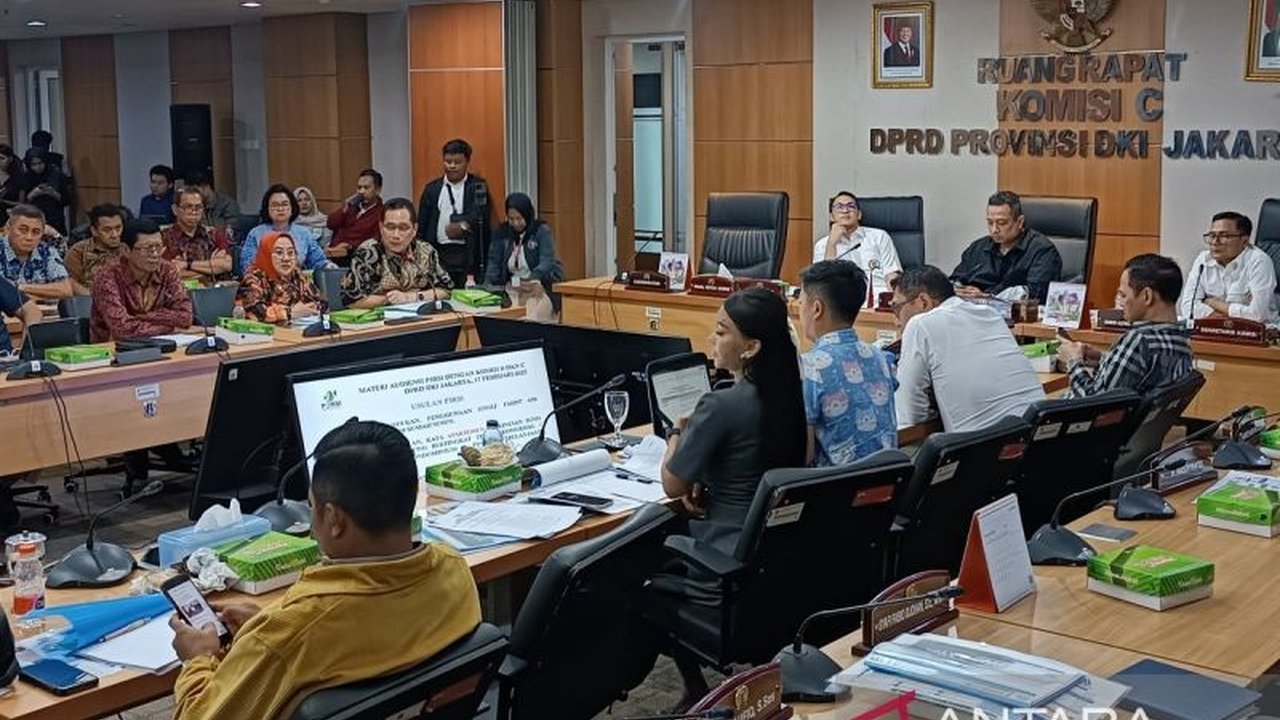 Anggota Komisi B DPRD DKI Jakarta, Pandapotan Sinaga, menegaskan subsidi air minum hanya tepat diberikan kepada masyarakat berpenghasilan rendah, bukan untuk penghuni apartemen mewah atau pelaku usaha.
