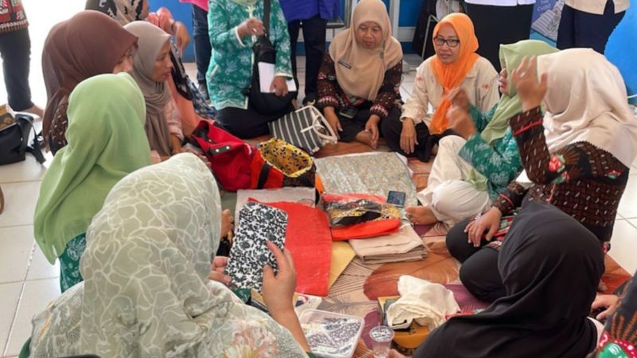 TP PKK Jakarta Selatan mengajak kadernya memanfaatkan Ruang Publik Terpadu Ramah Anak (RPTRA) untuk meningkatkan perekonomian keluarga melalui berbagai program pemberdayaan, seperti pelatihan keterampilan dan pengembangan usaha mikro, kecil, dan menengah.